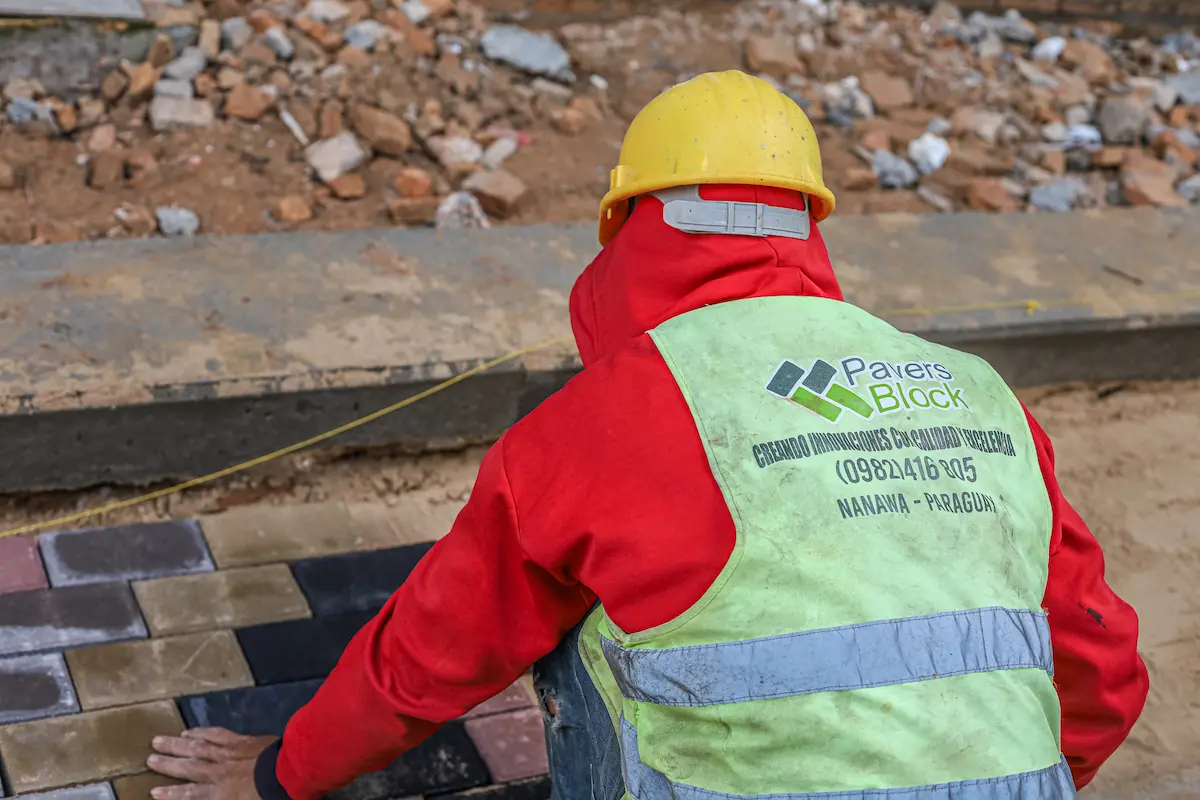 Equipo instalando pavers en obra