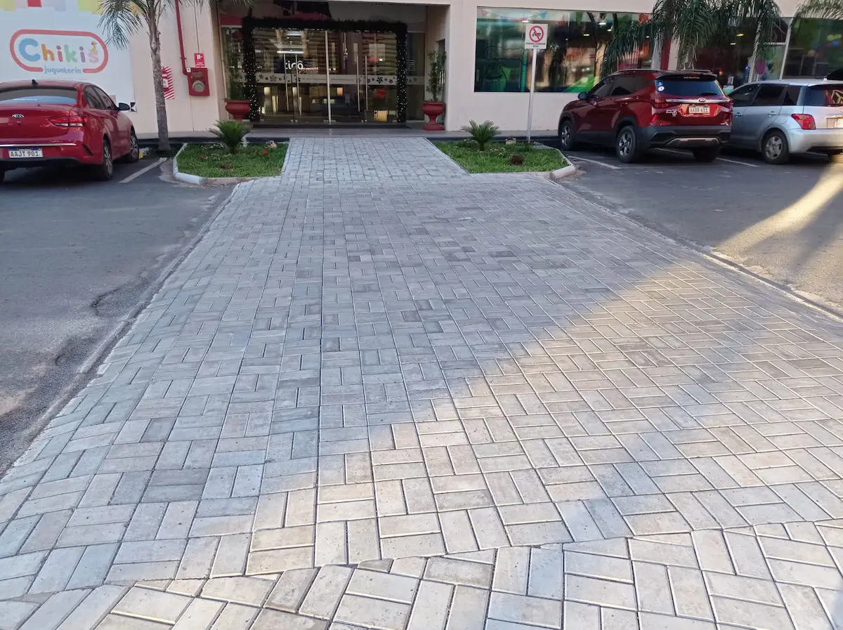 Obra en Shopping San Lorenzo con instalación de pavers y rejillas de hormigón